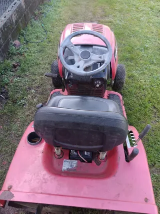 Tractor cortacésped MTD rojo