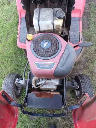 Tractor cortacésped MTD rojo