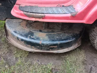 Tractor cortacésped MTD rojo