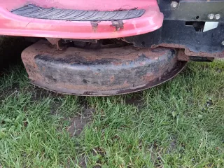 Tractor cortacésped MTD rojo