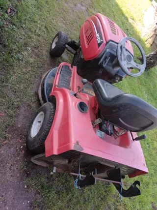 Tractor cortacésped MTD rojo