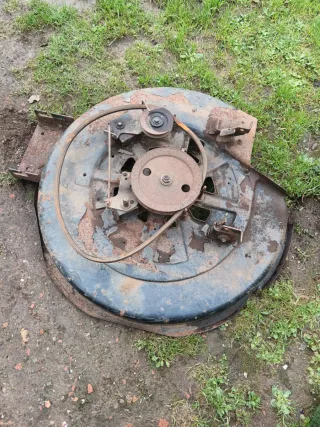 Tractor cortacésped MTD rojo