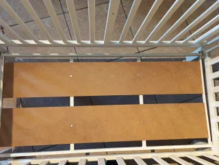 Cuna de madera blanca.