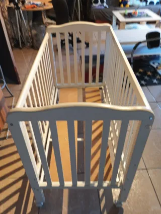 Cuna de madera blanca.