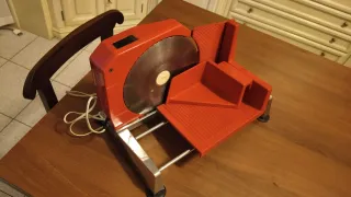 Affettatrice vintage rossa