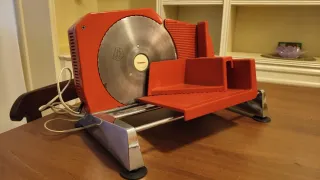 Affettatrice vintage rossa