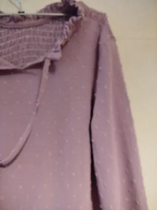 Blusa morada con motas