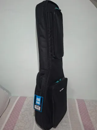 Guitarra electroacústica Harley Benton Nylon.
