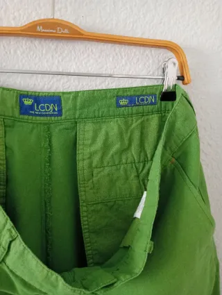 Pantalón corto de la marca "LCDN" verde Talla 48.