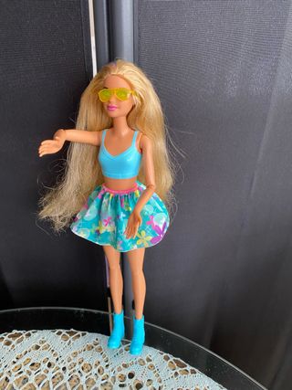 Muñeca Barbie con gafas y falda floral