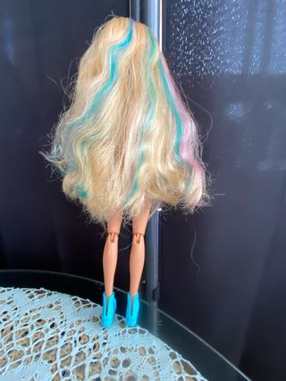 Muñeca Barbie con gafas y falda floral