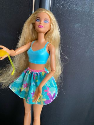 Muñeca Barbie con gafas y falda floral