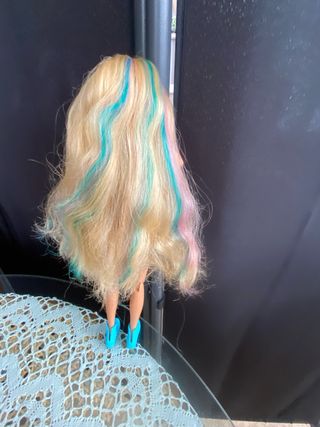 Muñeca Barbie con gafas y falda floral