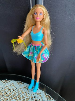 Muñeca Barbie con gafas y falda floral