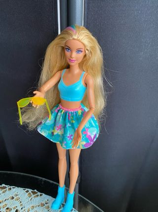 Muñeca Barbie con gafas y falda floral