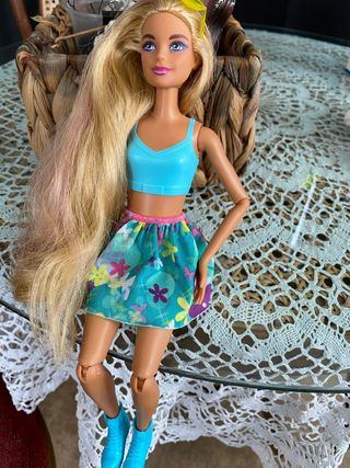 Muñeca Barbie con gafas y falda floral