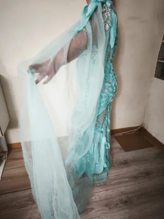 Vestido largo azul con pedrería