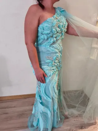 Vestido largo azul con pedrería