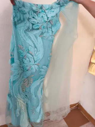Vestido largo azul con pedrería