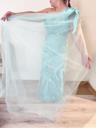 Vestido largo azul con pedrería