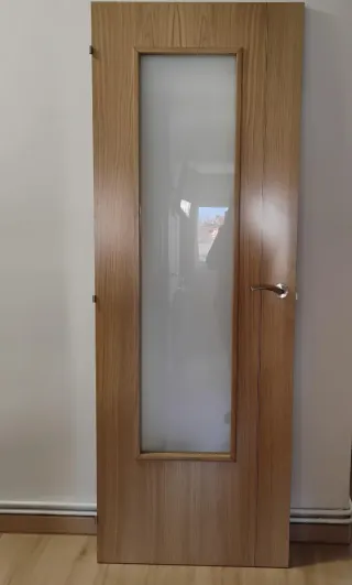 Puerta de madera con cristal