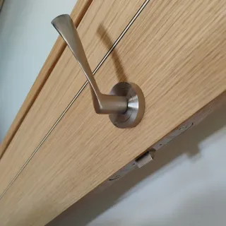 Puerta de madera con cristal