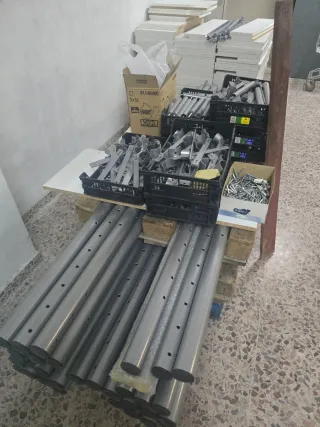 Estanterías metálicas y madera tienda