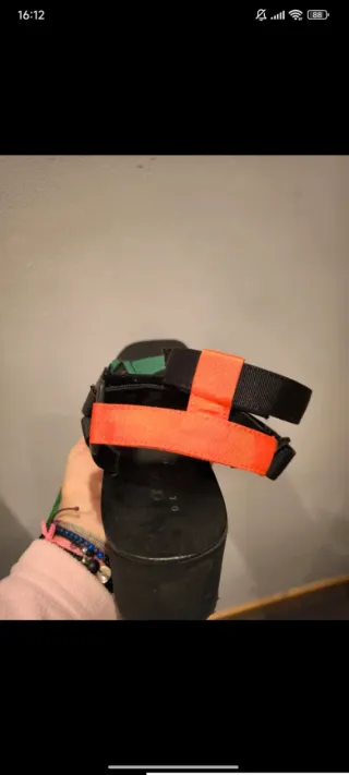 Sandalias de plataforma con tiras de colores