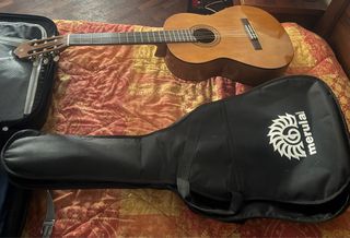 Chitarra classica con custodia
