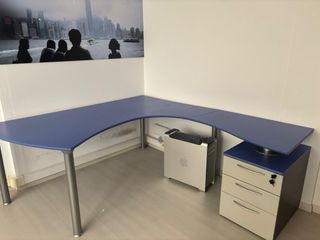 2 Mesas de oficina azul y plateada