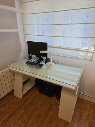 Mesa de escritorio de cristal y madera