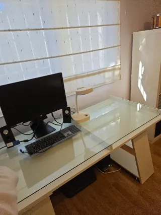 Mesa de escritorio de cristal y madera