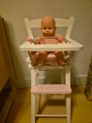 Trona de madera con muñeca