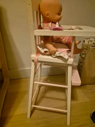 Trona de madera con muñeca