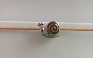 Charm Caracol Plata y Marrón