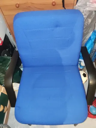 Silla de oficina y dormitorio azul