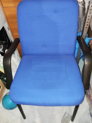 Silla de oficina y dormitorio azul