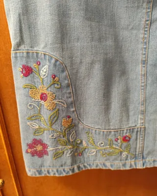 Falda vaquera bordada floral