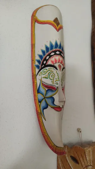 Máscara decorativa artesanal pintada