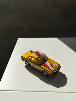 Coche a escala dorado con detalles Ford