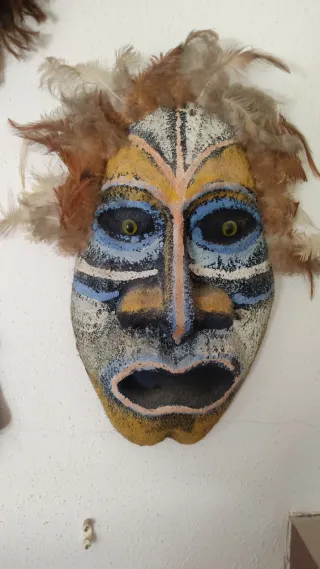 Máscara Decorativa Tribal con Plumas de Cuba