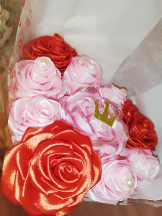 Rosas Eternas hechas a mano de cinta satén .