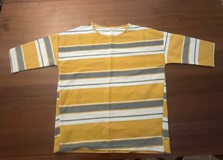Camiseta de rayas amarillas y grises