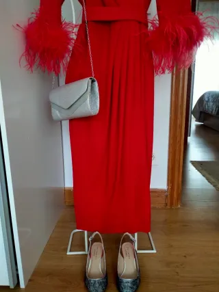 Vestido fiesta rojo con plumas