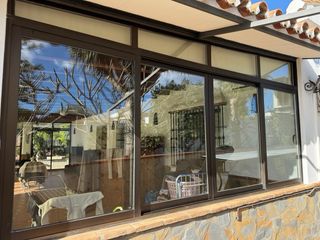 Ventanas y puertas de aluminio.