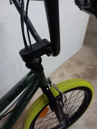 Bicicleta BMX Negra Ruedas Verdes
