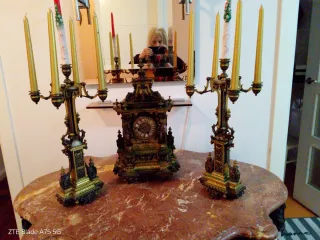 Reloj de mesa antiguo con dos candelabros
