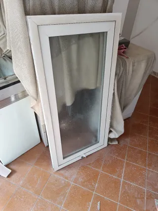 Ventana de aluminio blanca con cristal esmerilado.