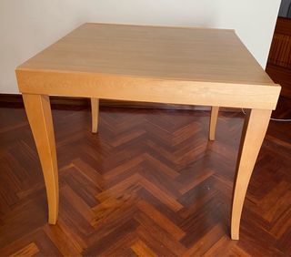 Mesa de comedor de madera con sillas
