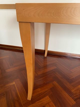 Mesa de comedor de madera con sillas